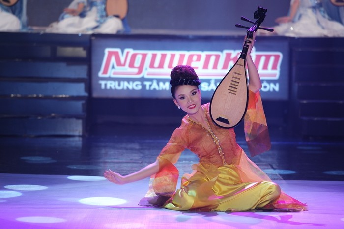 Nguyễn Thị Hồng Hạnh chiến thắng thuyết phục tại cuộc thi Duyên dáng truyền hình 2011.